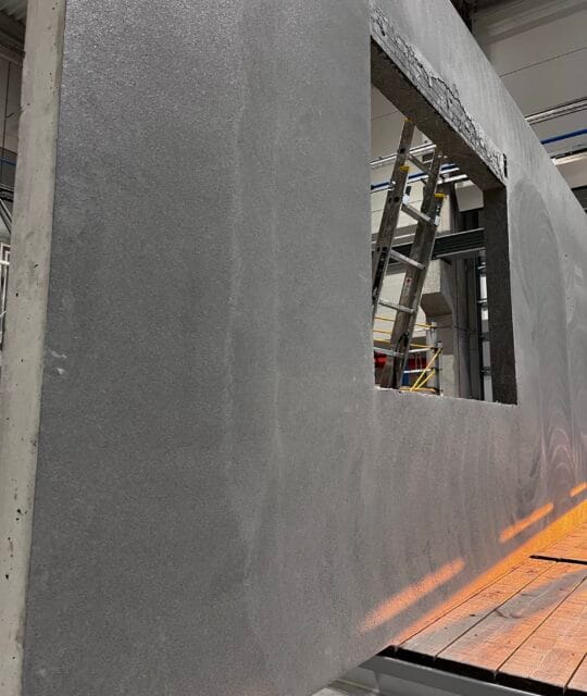 Nowe oblicze betonu architektonicznego w realizacji STAVIA, idealne do nowoczesnych wnętrz i elewacji. Trwałe, estetyczne i unikalne rozwiązanie dla projektów budowlanych.